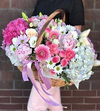 Композиция солнечный день в Атажукино Цветочная композиция из Розы, Хризантемы, Пионы и Лизиантусы в корзине в Атажукино