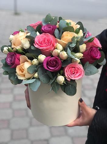 Цветочная композиция из Розы в шляпной коробке в Атажукино