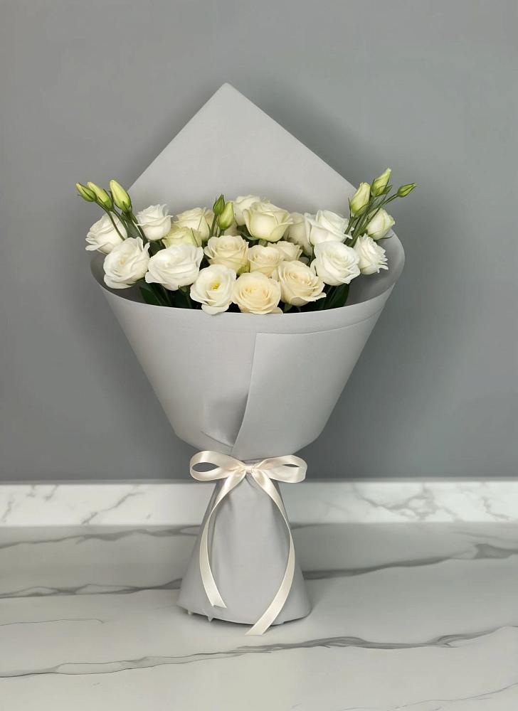 Букет цветов из: Розы и Лизиантусы в Атажукино