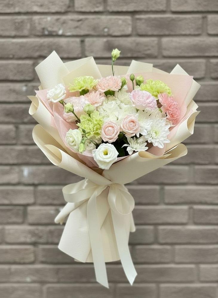 Букет цветов из: Гвоздики, Розы, Лизиантусы и Хризантемы в Атажукино
