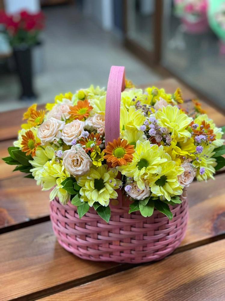 Цветочная композиция из Хризантемы и Розы в корзине в Атажукино