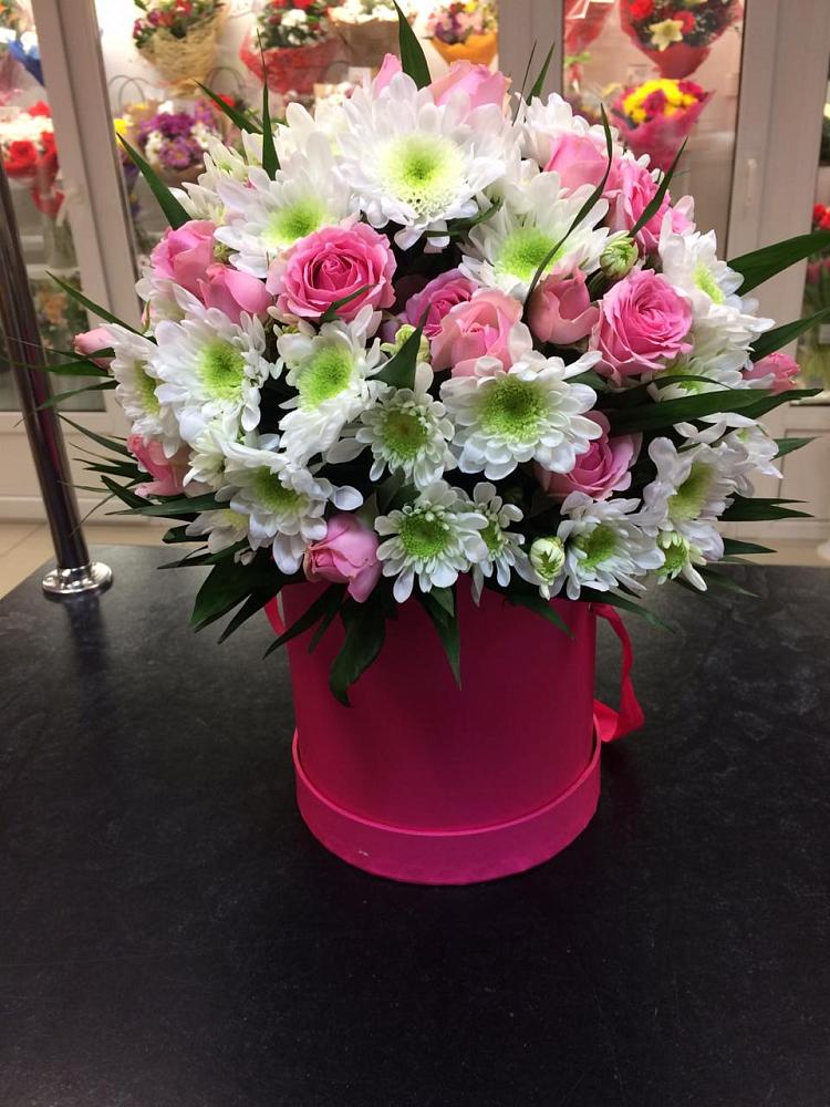 Цветочная композиция из Розы и Хризантемы в шляпной коробке в Атажукино