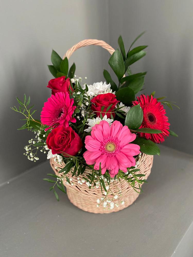 Цветочная композиция из Розы, Хризантемы и Герберы в корзине в Атажукино