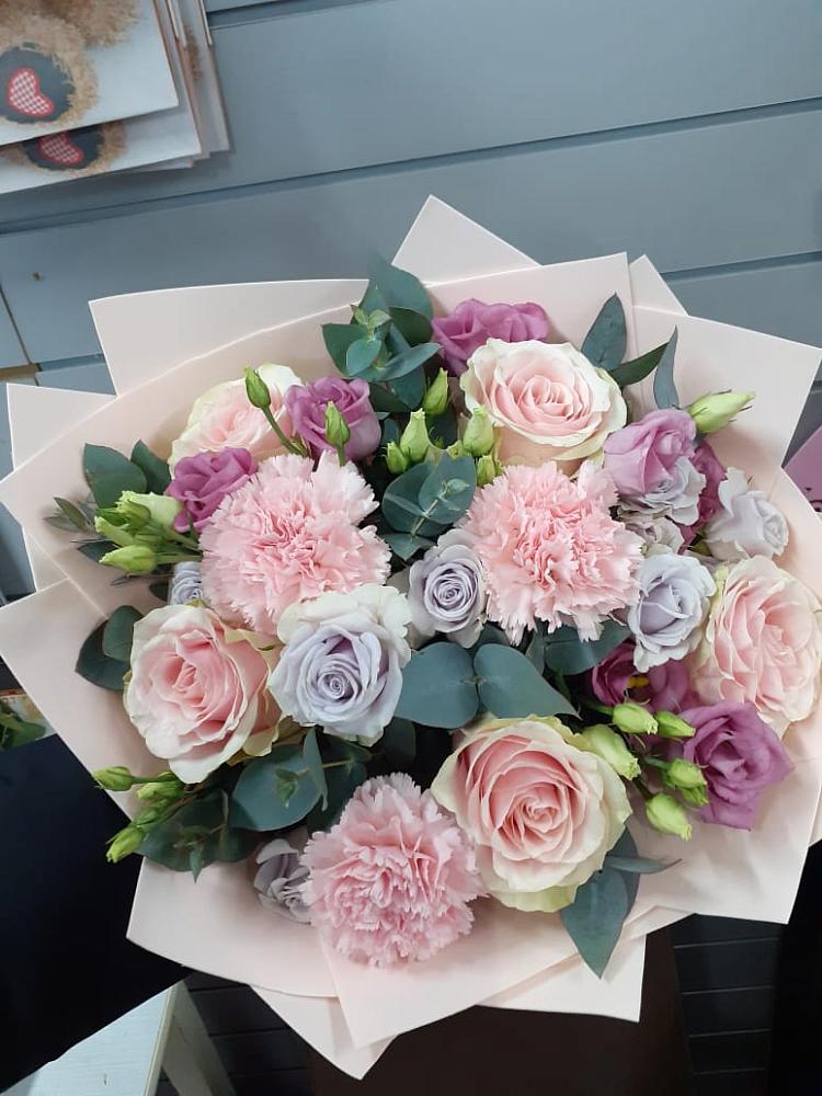 Букет цветов из: Розы, Гвоздики и Лизиантусы в Атажукино