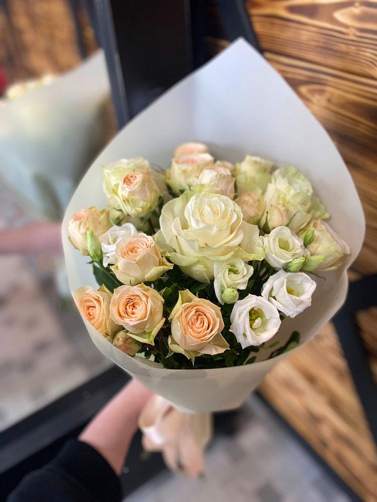 Букет цветов из: Розы и Лизиантусы в Атажукино